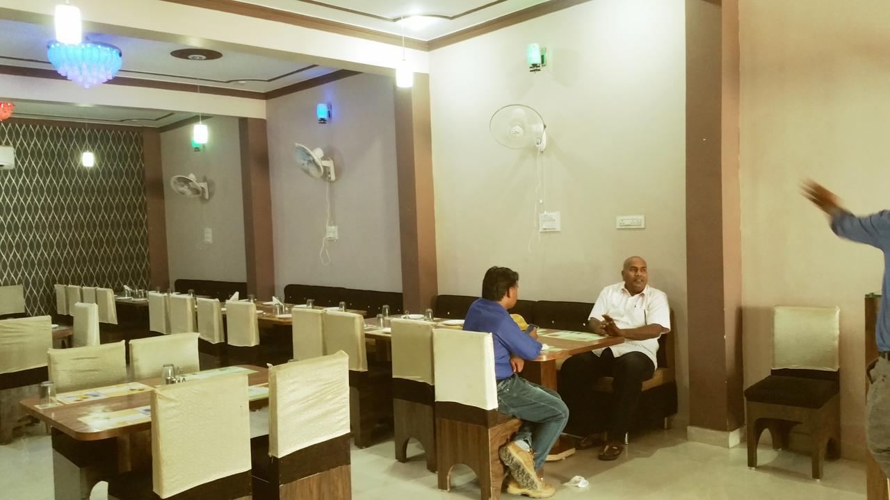 The Royal Hotel Chhatarpur Buitenkant foto